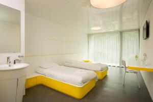 Una cama o camas en una habitación de Chromotel self check-in