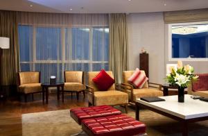 Кът за сядане в Grand Millennium Al Wahda Executive Apartments