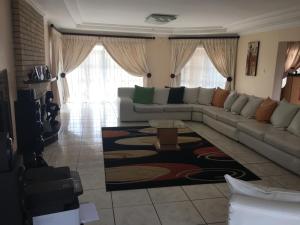 sala de estar con sofá y mesa en Fahms, en Lothlekane