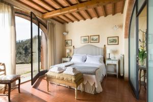 A bed or beds in a room at Casavilla Rentals by Torre a Cona