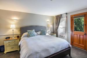 Postel nebo postele na pokoji v ubytování Wild Iris Inn