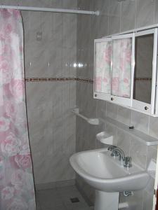 baño con lavabo y armario en Juana Pinamar en Ostende