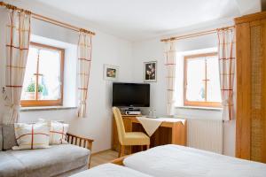 TV a/nebo společenská místnost v ubytování Gasthof Bischofsmühle