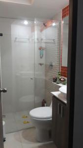 une salle de bain avec une douche, des toilettes et un lavabo dans l'établissement Cerca al estadio familiar parqueadero piscina, à Medellín