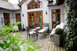 un patio con sillas y mesas en una casa en Gasthof Bischofsmühle en Helmbrechts