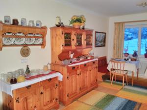 una cucina con lavandino e armadi in legno di Haus Amalia a Strobl