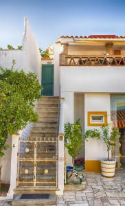 Un conjunto de escaleras que conducen a una casa en Casa Vitória Guest House, en Évora