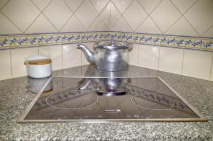 a pot sitting on top of a stove in a kitchen at Casa Vitória Guest House in Évora