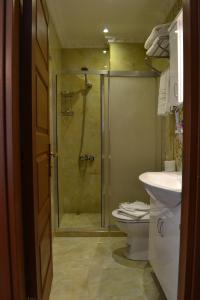 La salle de bains est pourvue d'une douche, de toilettes et d'un lavabo. dans l'établissement Peradise Hotel, à Istanbul