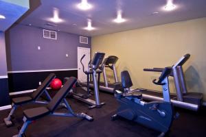 Fitness centrum a/nebo fitness zařízení v ubytování Chase Suite El Paso