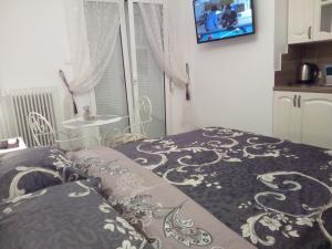 um quarto com uma cama com um cobertor preto e branco em Apartment "Love" near metro and center em Atenas