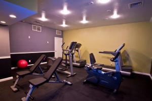 Fitness centrum a/nebo fitness zařízení v ubytování Chase Suite El Paso