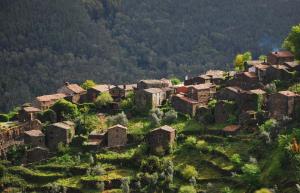 un viejo pueblo en la cima de una montaña en Casa Ferreira, en Góis