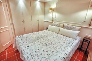 a small bedroom with a bed with a floral bedspread at Heefwai 2 W2 in Morsum