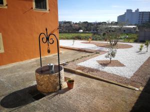 un patio con una planta en una olla junto a un edificio en Ses Roques, en Alcudia