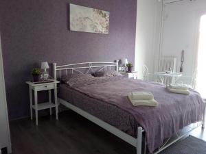 um quarto com uma cama com duas toalhas em Apartment "Love" near metro and center em Atenas