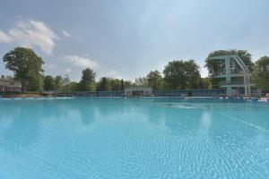 ein großes Schwimmbecken mit blauem Wasser in der Unterkunft Ferienwohnung Schlossblick Altenburg in Altenburg