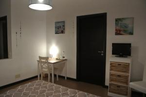 A television and/or entertainment centre at B&B Via Dei Templi