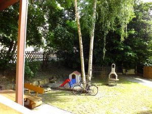 Ein Garten an der Unterkunft Ferienwohnung Schlossblick Altenburg