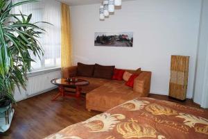 ein Wohnzimmer mit einer Couch und einem Tisch in der Unterkunft Ferienwohnung Schlossblick Altenburg in Altenburg + 37 Fotos