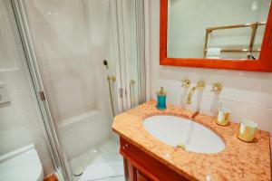 a bathroom with a sink and a shower at Ferienwohnung Feskerdam 28 OG in Morsum