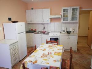 Кухня или мини-кухня в Apartman Ribarić

