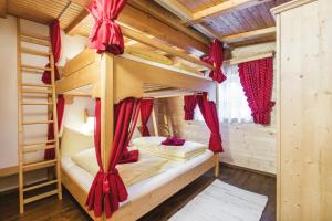 Knusperhauschen Sonnegg في فلاخاو: غرفة نوم مع سرير بطابقين في كابينة خشب