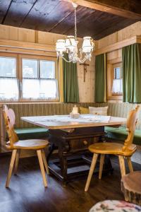 Knusperhauschen Sonnegg في فلاخاو: غرفة طعام مع طاولة وكرسيين