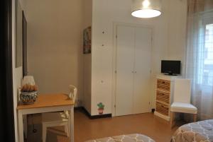 A television and/or entertainment centre at B&B Via Dei Templi