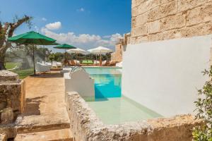 a pool at a villa in the desert at Agriturismo Li Calizzi Arte e Natura in Novoli
