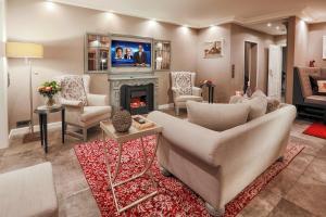 a living room with a couch and a fireplace at Ferienwohnung Sönshorn 16 in Munkmarsch