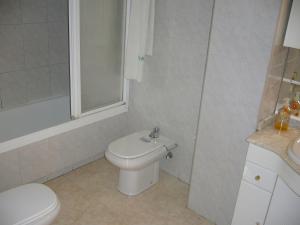 トメリョソにあるPiso en calle Campoのトイレと洗面台を備えた白いバスルーム +2枚の写真