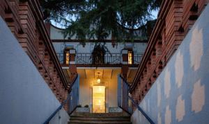 eine Treppe, die zu einem Gebäude mit einer Tür führt in der Unterkunft Can Calixto in Aiguafreda