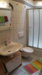 een badkamer met een wastafel en een toilet bij Ferienwohnung Katzenberger in Beverungen