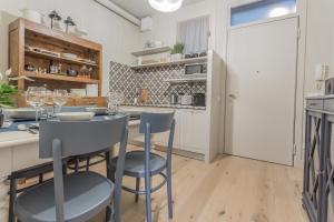 a kitchen with a table and chairs in a room at Spazio Duomo1 by Welc(H)ome in Treviso +27 photos