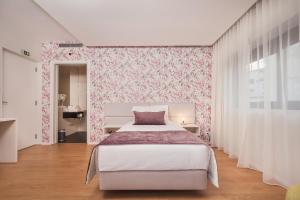 Postel nebo postele na pokoji v ubytování Essence Inn Marianos Hotel