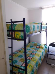 1 dormitorio con 2 literas en una habitación en Apartamento Peñuelas, en Coquimbo