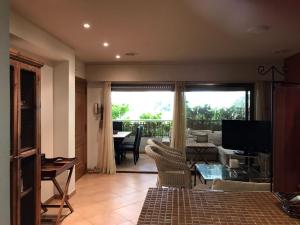 een woonkamer met een bank en een tafel met stoelen bij Apartamento en 1ª LINEA Playa de Gandia in Gandía