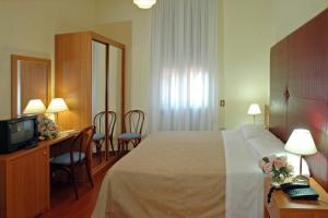 Postel nebo postele na pokoji v ubytování Hotel Centrale Byron