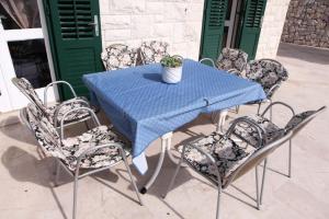una mesa azul y sillas con una planta en Holiday home Boemus, en Bol