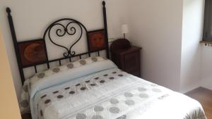 ソト・デ・ルイニャにあるLa Casona De Sotoのハート型のヘッドボード付きのベッドが備わるベッドルーム1室
