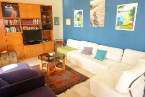 a living room with a white couch and a tv at Holiday home Boemus in Bol