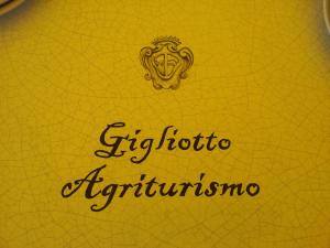 un documento amarillo con las palabras fichiolino anticuado en Tenute Gigliotto - B&B - Resort Wine - Agriturismo, en San Cono