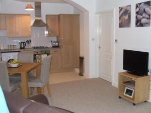 A kitchen or kitchenette at Railway House 