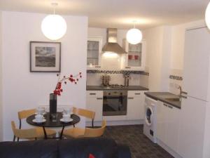 A kitchen or kitchenette at Railway House 