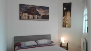 ボローニャにあるBeva Fiera Bolognaのベッドルーム1室(ベッド1台付)が備わります。壁には絵画が飾られています。