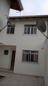 a white building with windows and a street light at Sobrado Em Matinhos Pr in Matinhos