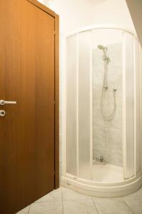 ein Bad mit einer Dusche und einer Glastür in der Unterkunft Casa NUVOLA alle Cinque Terre (CITRA 011017-LT-0066) in Levanto