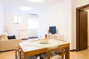 ein Wohnzimmer mit einem Tisch und einer Schüssel darauf in der Unterkunft Casa NUVOLA alle Cinque Terre (CITRA 011017-LT-0066) in Levanto