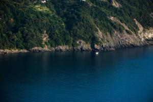 レヴァントにあるCasa NUVOLA alle Cinque Terre (CITRA 011017-LT-0066)の山の横の水船